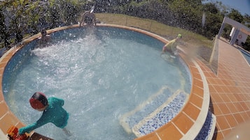 Piscina externa, espreguiçadeiras