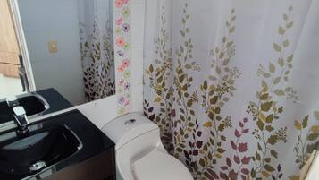 Habitación individual clásica | Baño | Ducha y toallas
