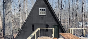 Cozy A-frame Tiny Home with Game room 3 Minutes to Lake Hartwell!