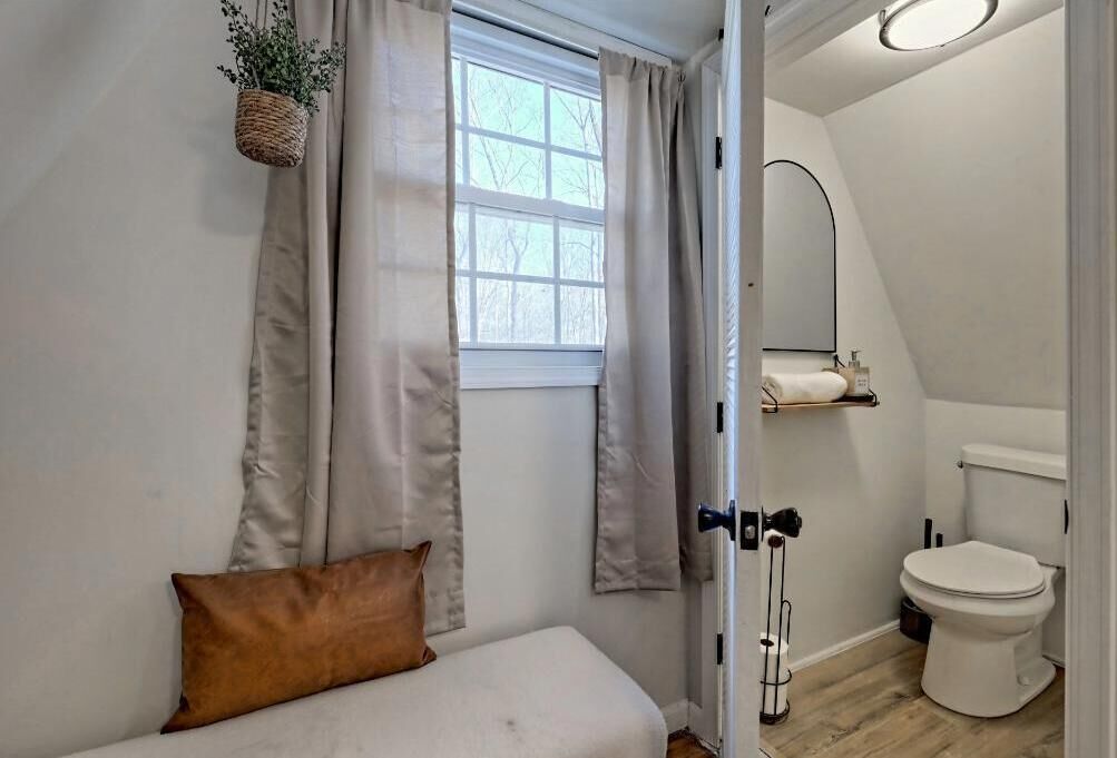 Regadera, secadora de cabello, toallas, jabón 