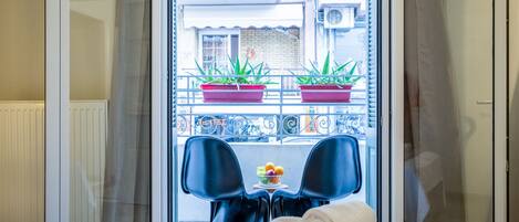 2 bedrooms, travel crib, free WiFi, bed sheets