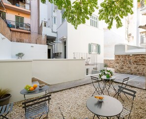 Outdoor dining - Central5 2BD Apt Garden Next to the Metro B1 (Athina)