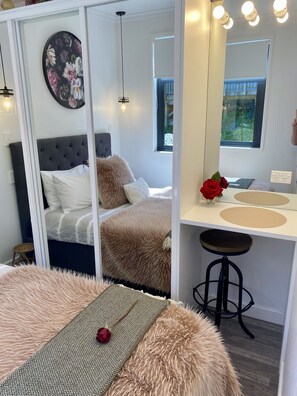 2 bedrooms, desk, travel cot, free WiFi - Tiny Home Retreat Rotorua (Rotorua)