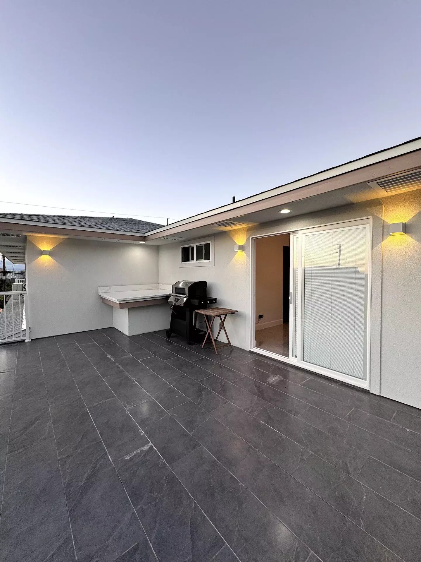 Lux Private 2 Story Home w BBQ Deck -WD in Unit -Free Parking -AC All Rooms