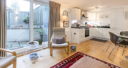 The Albany Lane Residence is a stylish 2 bedroom modern mews with the original dating 1810