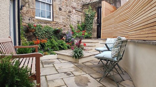 The Albany Lane Residence is a stylish 2 bedroom modern mews with the original dating 1810