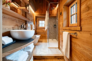 Douche, sèche-cheveux, bidet, serviettes fournies