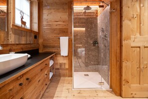 Shower, hair dryer, bidet, towels - Discover the Magic of the Dolomites (Trentino-Alto Adige)