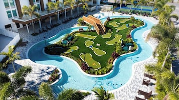 Außenpool, Sonnenschirme, Liegestühle