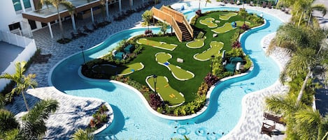 Piscine extérieure, parasols, chaises longues