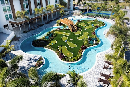 Una piscina al aire libre, sombrillas, sillones reclinables de piscina