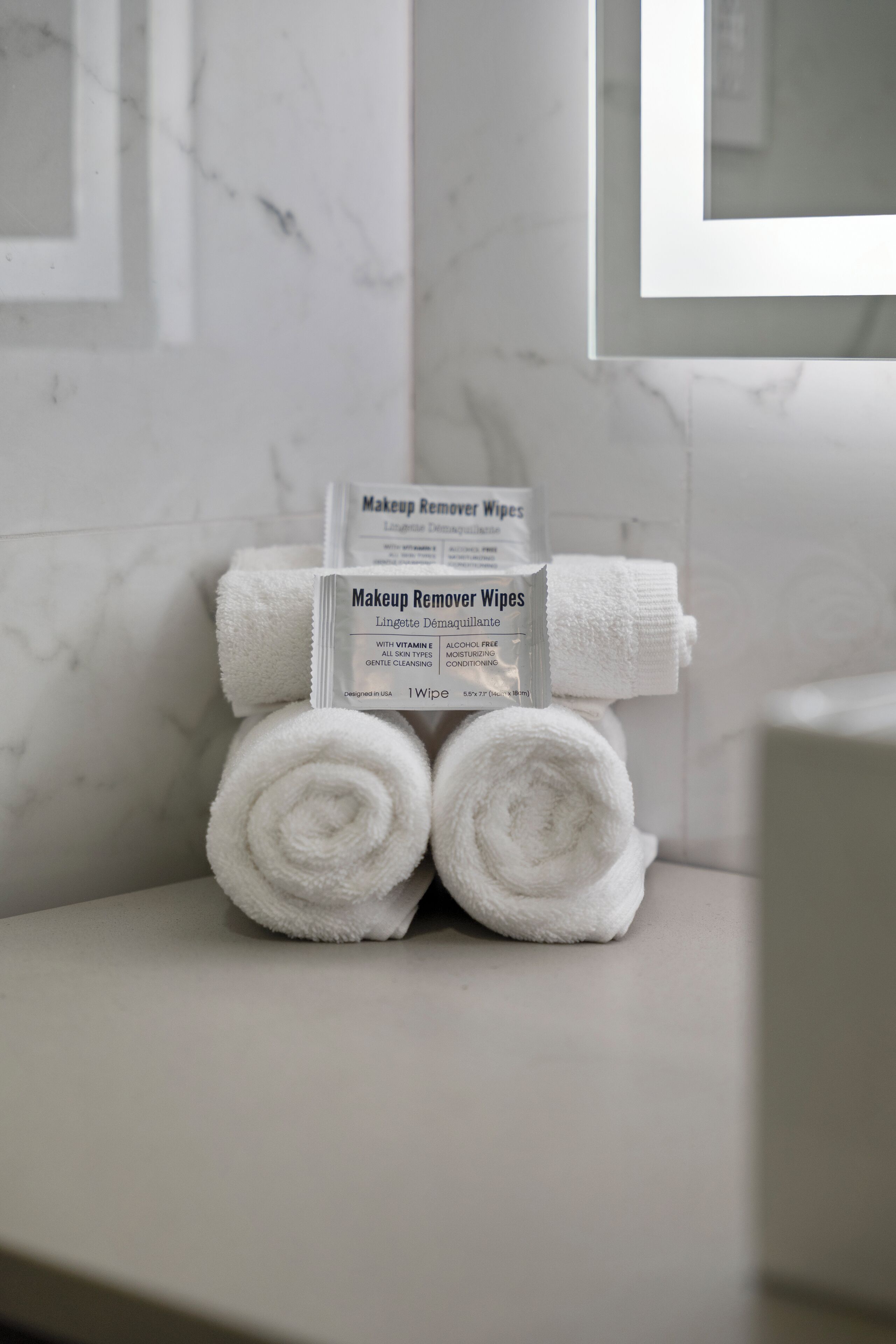 Douche, douche à « effet pluie », articles de toilette gratuits