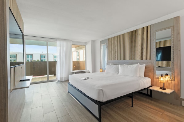 Suite, 1 kingsize bed met slaapbank, balkon | 1 slaapkamer, luxe beddengoed, een minibar, een kluis op de kamer