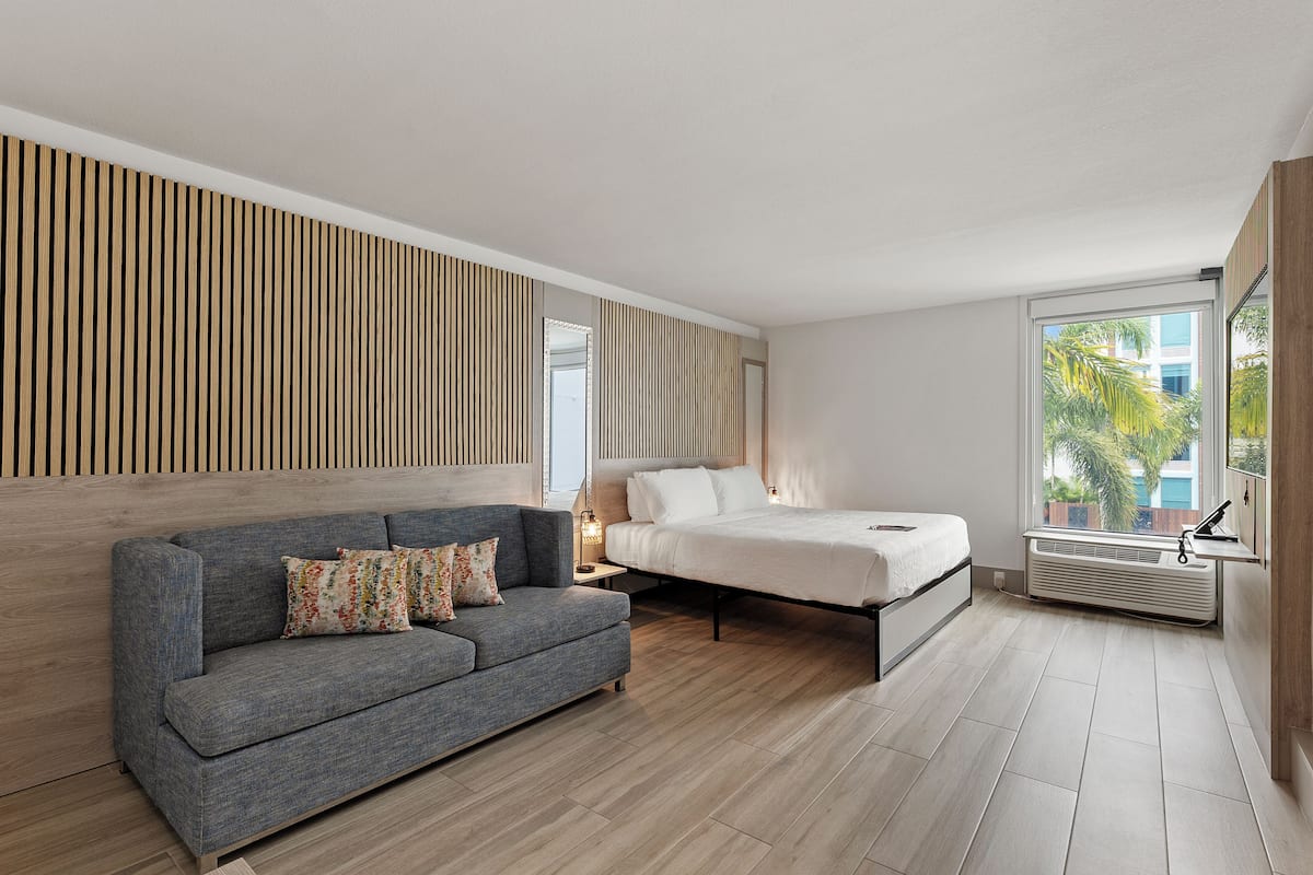 Standard Room, 1 King Bed with Sofa bed | Premium bedding, minibar, in-room safe, soundproofing