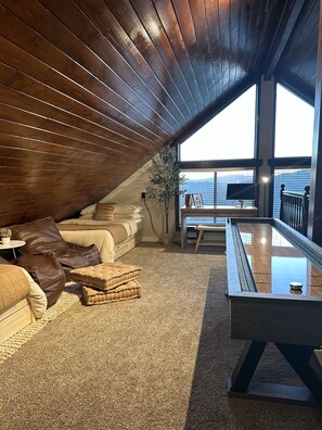 テレビ、暖炉、テーブルサッカー台、PC モニター