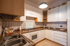 Jääkaappi, uuni, liesi, astianpesukone