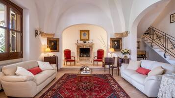 Fernseher, Kamin, Tischtennisplatte