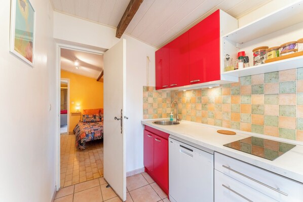 Frigorífico, microondas, horno y placa de cocina