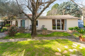Exterior - Holiday Home 'Mazet' with Private Terrace, Private Garden and Wi-Fi (NÎMES)