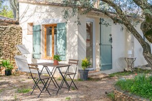 Outdoor dining - Holiday Home 'Mazet' with Private Terrace, Private Garden and Wi-Fi (NÎMES)
