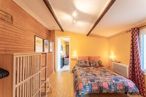 1 habitación, tabla de planchar con plancha, wifi gratis y ropa de cama 