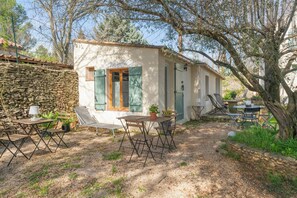 Outdoor dining - Holiday Home 'Mazet' with Private Terrace, Private Garden and Wi-Fi (NÎMES)