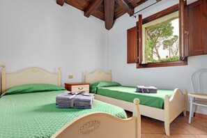 2 bedrooms, iron/ironing board, bed sheets - Holiday Home 'Villa Quattro Cuori' with Private Terrace, Private Garden and Air Conditioning (San Teodoro)