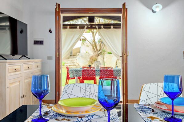 Dining - Holiday Home 'Villa Quattro Cuori' with Private Terrace, Private Garden and Air Conditioning (San Teodoro)