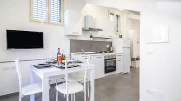 Fridge, oven, stovetop, coffee/tea maker