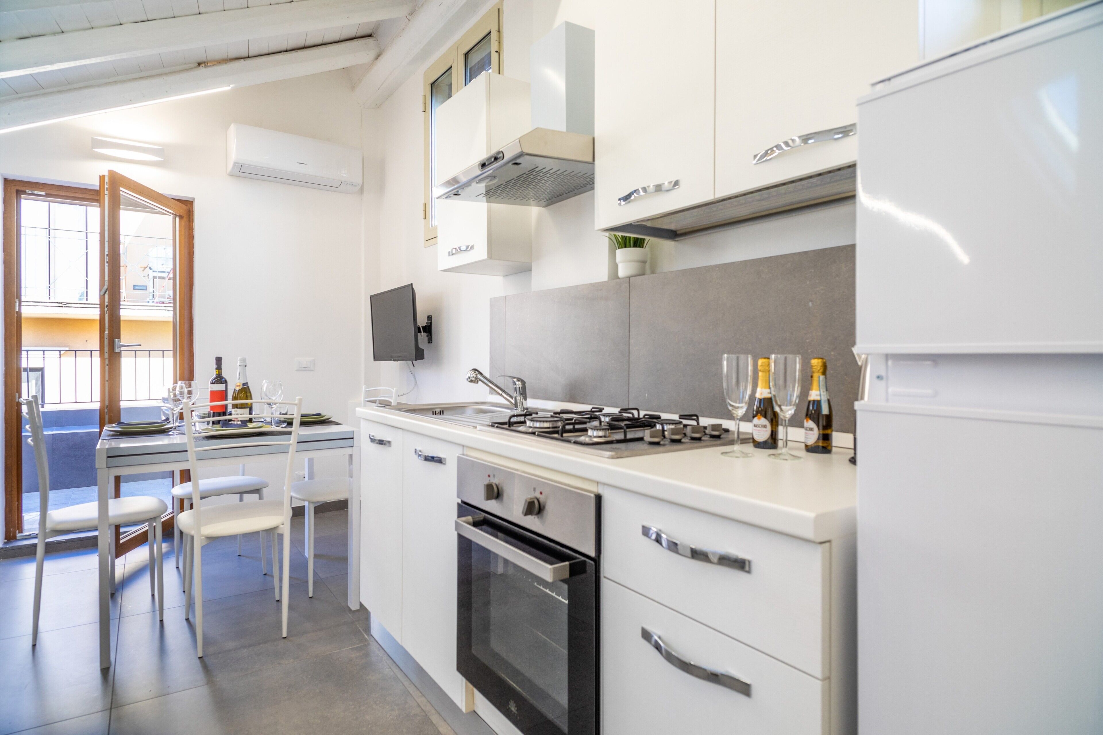 Frigorifero, forno, piano cottura, macchina per tè/caffè