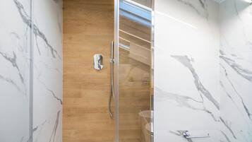 Een douche, een haardroger, handdoeken