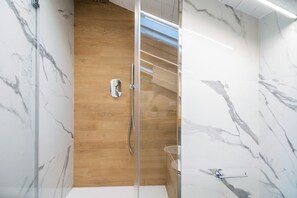 Shower, hair dryer, towels - Holiday Apartment "Etna E Mare Luxury Home" with Sea View, Private Terrace & Wi-Fi (Zafferana Etnea)