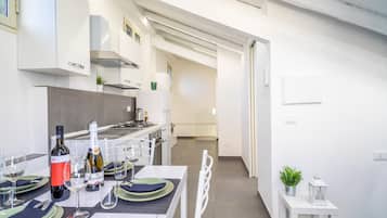 Fridge, oven, stovetop, coffee/tea maker