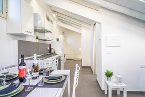 Een koelkast, een oven, een kookplaat, een koffiezetapparaat/waterkoker