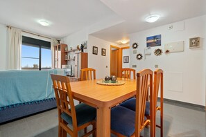 Dining - Apartment "Deltebre Riu" with Shared Pool & Wi-Fi (Deltebre)