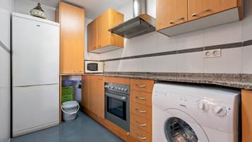 Een koelkast, een magnetron, een oven, een kookplaat
