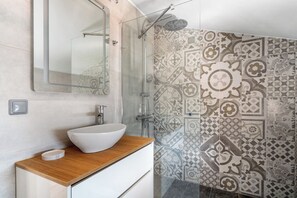 تجهيزات دش، مجففات شعر، مناشف