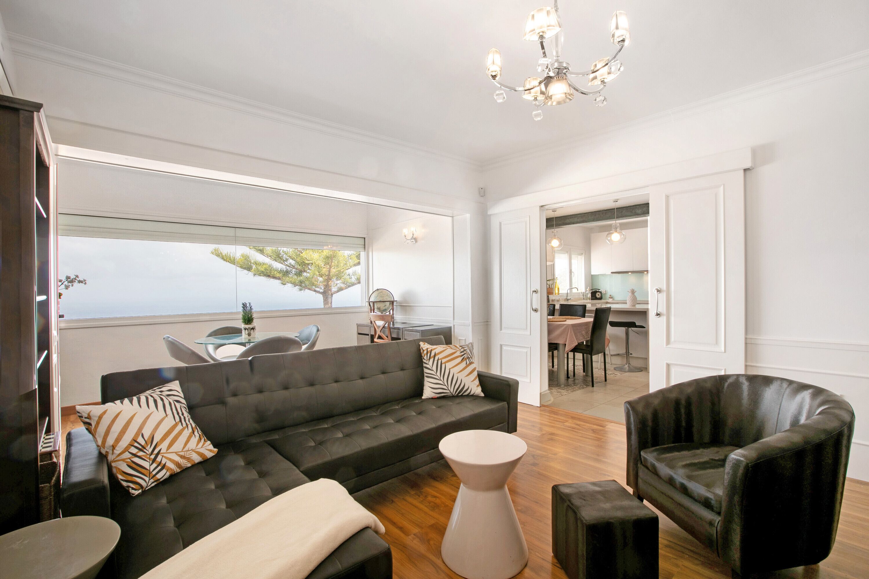 Télévision, lecteur de DVD, table de tennis de table, chaîne hi-fi