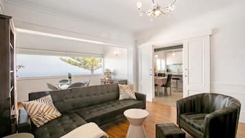 TV, DVD player, ping pong, stereo