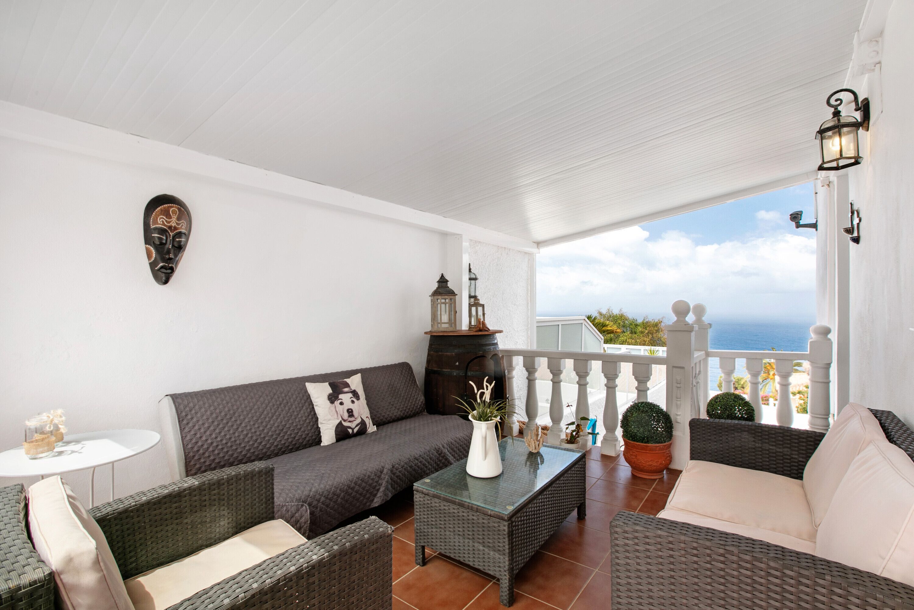 Televisie, een dvd-speler, een tafeltennistafel en een stereo