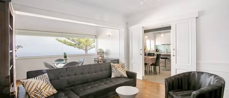 Televisión, reproductor de DVD, tenis de mesa y estéreo