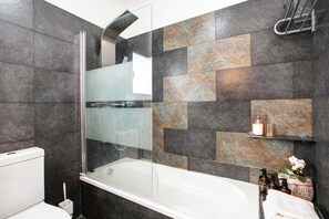 Shower, hair dryer, towels - Vacation Home 'Chousa' with Sea View, Wi-Fi and Air Conditioning (El sauzal)