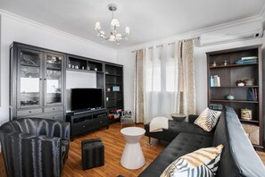 Télévision, lecteur de DVD, table de tennis de table, chaîne hi-fi