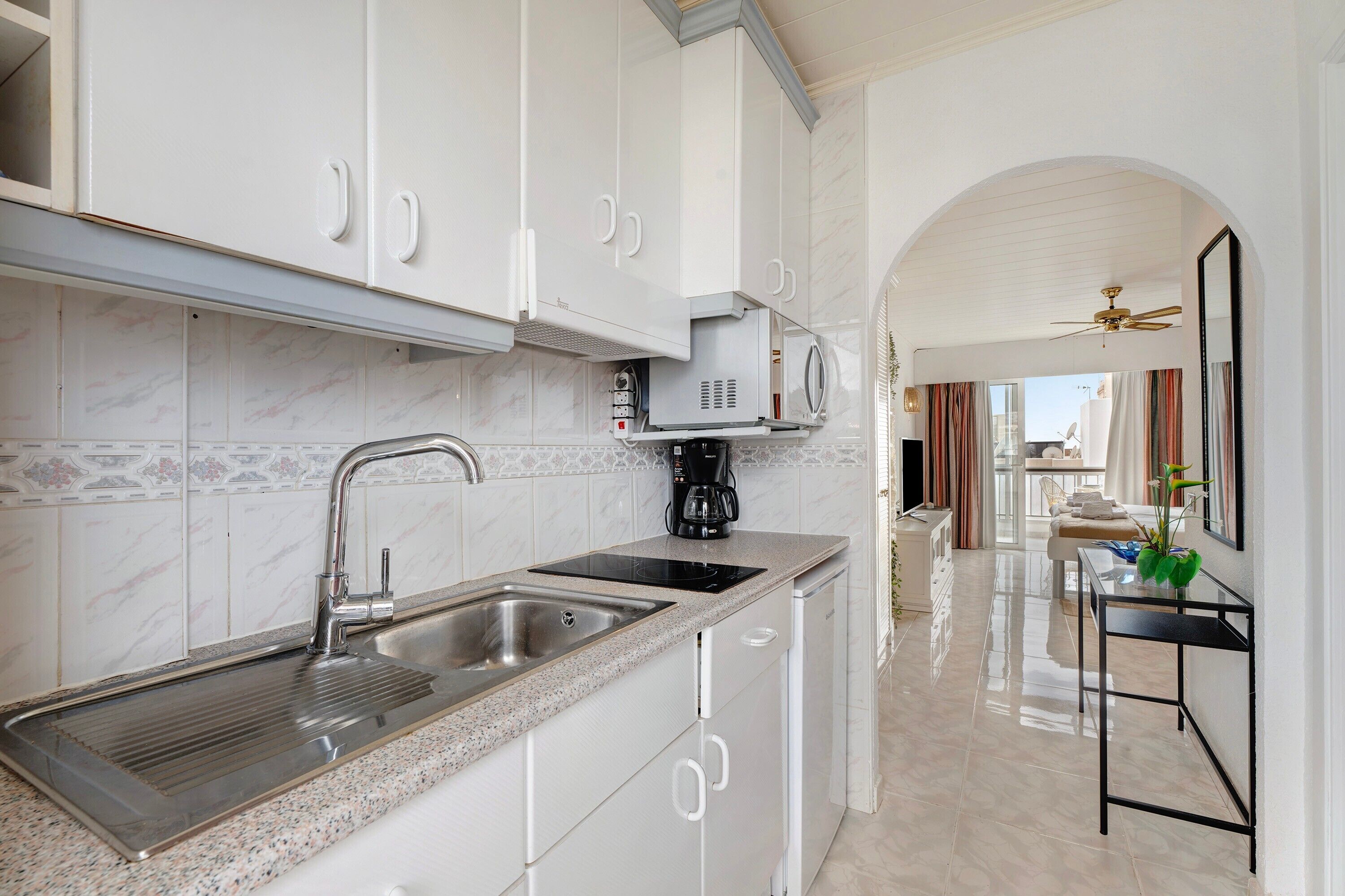 Réfrigérateur, micro-ondes, plaque de cuisson, cafetière/bouilloire