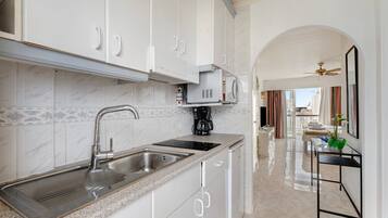 Réfrigérateur, micro-ondes, plaque de cuisson, cafetiÚre/bouilloire