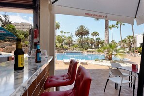 Outdoor dining - Holiday Studio 'El Dorado 929' with Sea View, Shared Pool and Wi-Fi (Playa las Americas)