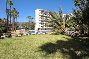 Property grounds - Holiday Studio 'El Dorado 929' with Sea View, Shared Pool and Wi-Fi (Playa las Americas)