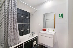 Shower, towels - Holiday Apartment "Portimão" with Mountain View, Shared Pool & Wi-Fi (Portimão)