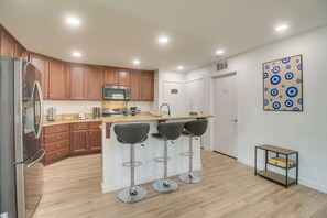 Refrigerador, microondas, placa de cocina, lavavajillas