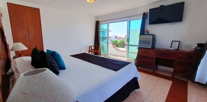 Quarto casal, sacada, vista para a piscina | Frigobar, escrivaninha, espaço de trabalho para notebook